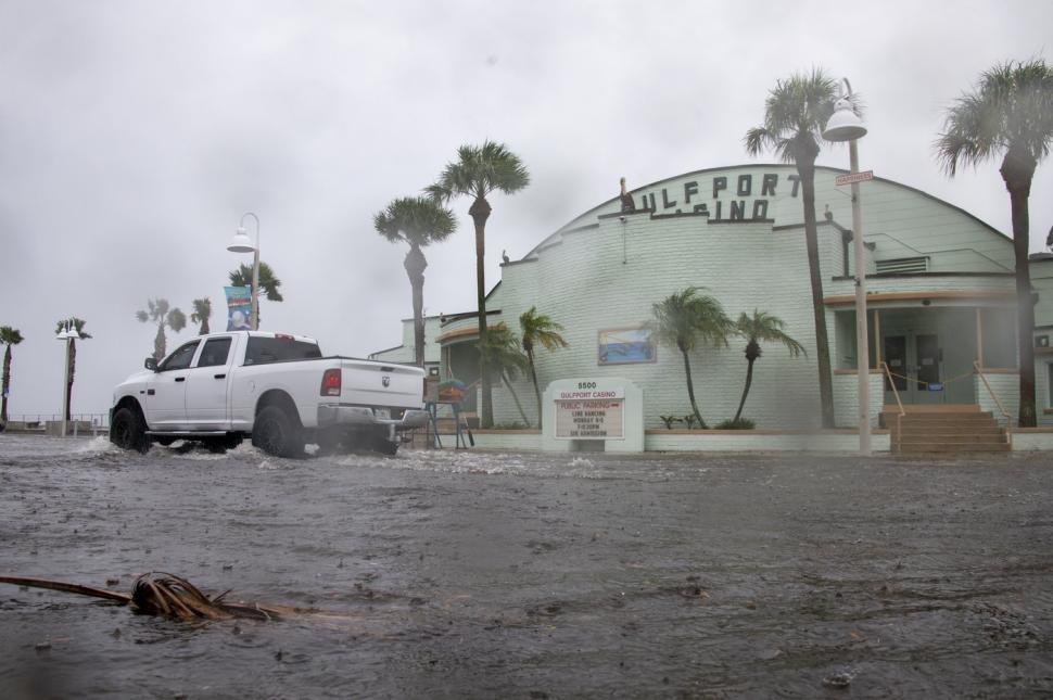 Străzile din Florida s-au transformat în râuri după uraganul Debby, oamenii au scos bărcile. Temeri că inundațiile vor fi catastrofale 916224
