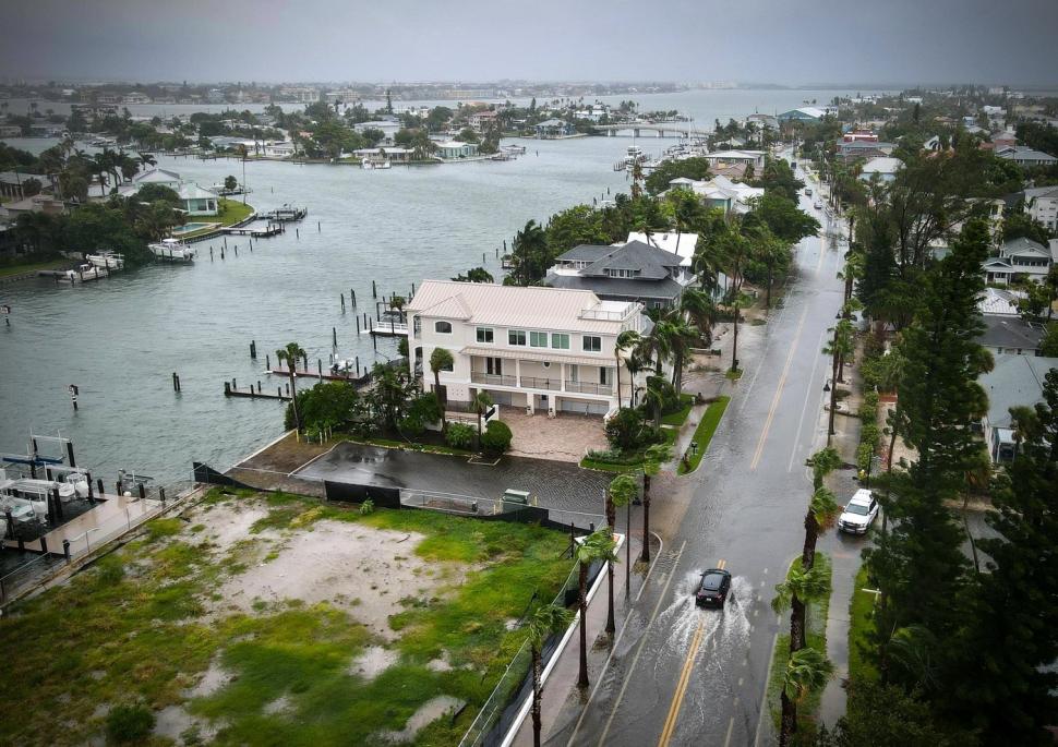 Străzile din Florida s-au transformat în râuri după uraganul Debby, oamenii au scos bărcile. Temeri că inundațiile vor fi catastrofale 916227