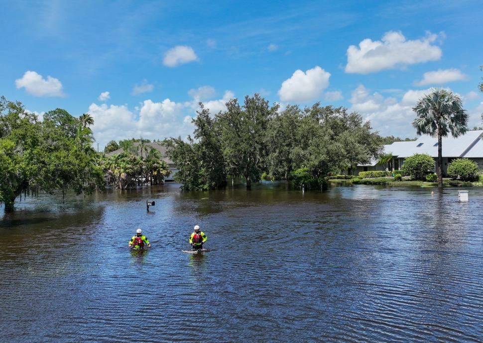 Străzile din Florida s-au transformat în râuri după uraganul Debby, oamenii au scos bărcile. Temeri că inundațiile vor fi catastrofale 916233