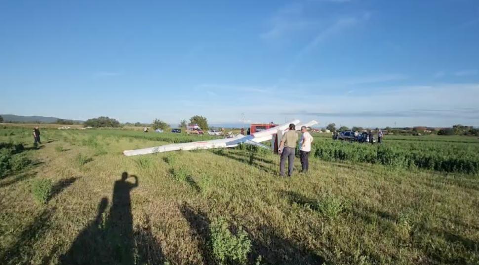 Un aeroplan s-a prăbușit pe un câmp de lucernă de lângă Deva 916384