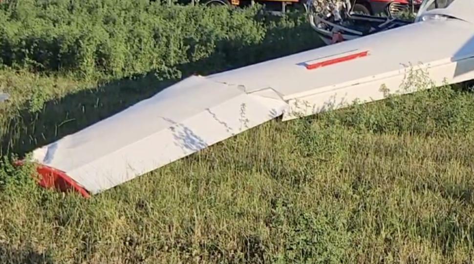 Un aeroplan s-a prăbușit pe un câmp de lucernă de lângă Deva 916385