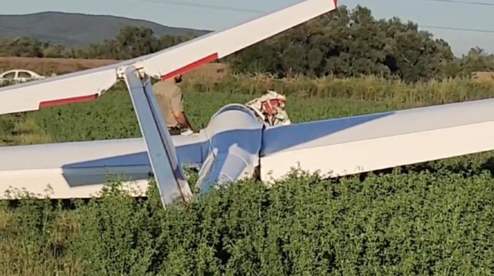 Un aeroplan s-a prăbușit pe un câmp de lucernă de lângă Deva 916387