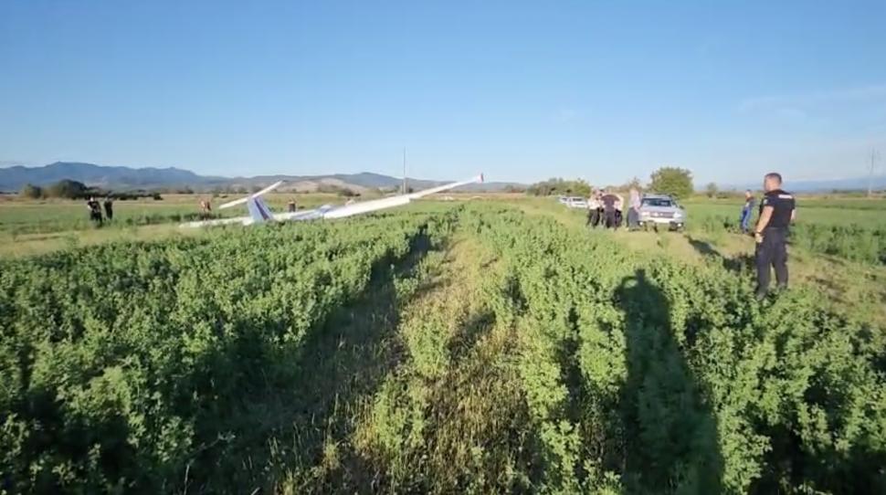 Un aeroplan s-a prăbușit pe un câmp de lucernă de lângă Deva 916388