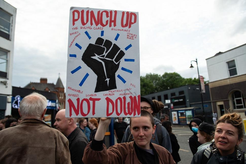 "Suntem mai mulţi decât voi". Mii de protestatari anti-rasism s-au adunat ca să blocheze mitingurile extremei drepte din Marea Britanie 916435