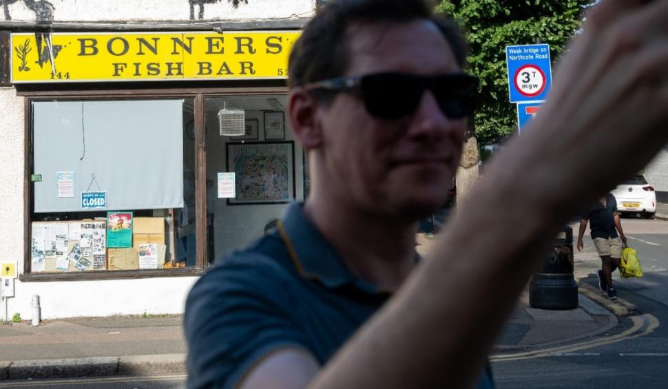 Banksy a dezvăluit o nouă operă de artă în Londra. Ce reprezintă pictura 916801