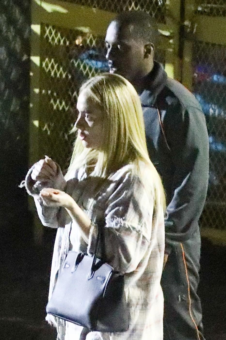 Adele a anunțat că s-a logodit cu Rich Paul, în timpul unui concert la Munchen. Momentul a fost filmat de fani 916816