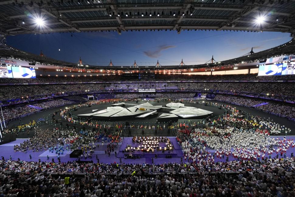 Ceremonia de închidere a Jocurilor Olimpice 2024 în imagini: Călătorul de Aur și lumea distopică din showul de pe Stade de France 917035