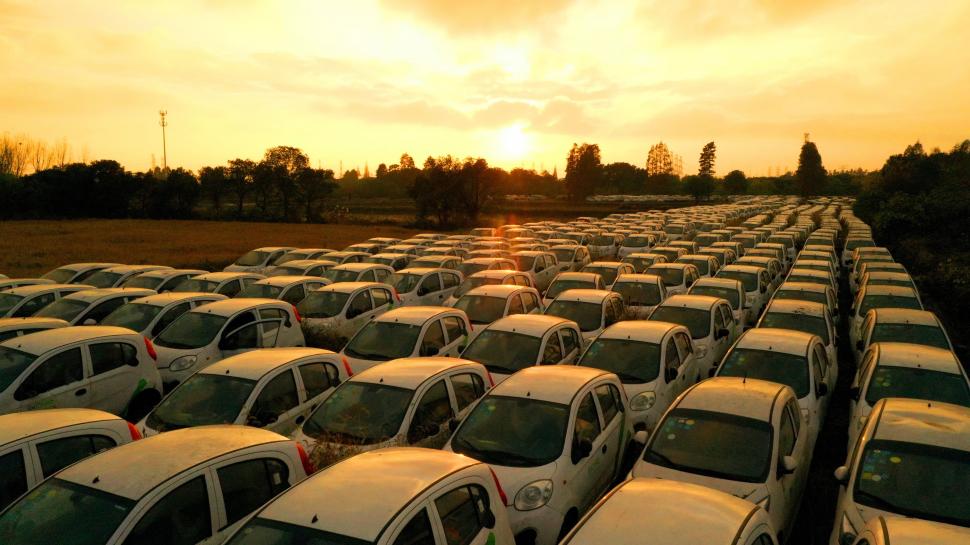 Cimitirul mașinilor electrice. De ce au fost abandonate mii de vehicule pe un câmp din China 916743