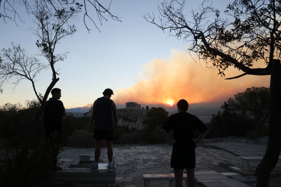 Incendiu masiv la marginea Atenei. Zeci de orașe au fost evacuate, sute de pompieri se luptă cu flăcările 917187