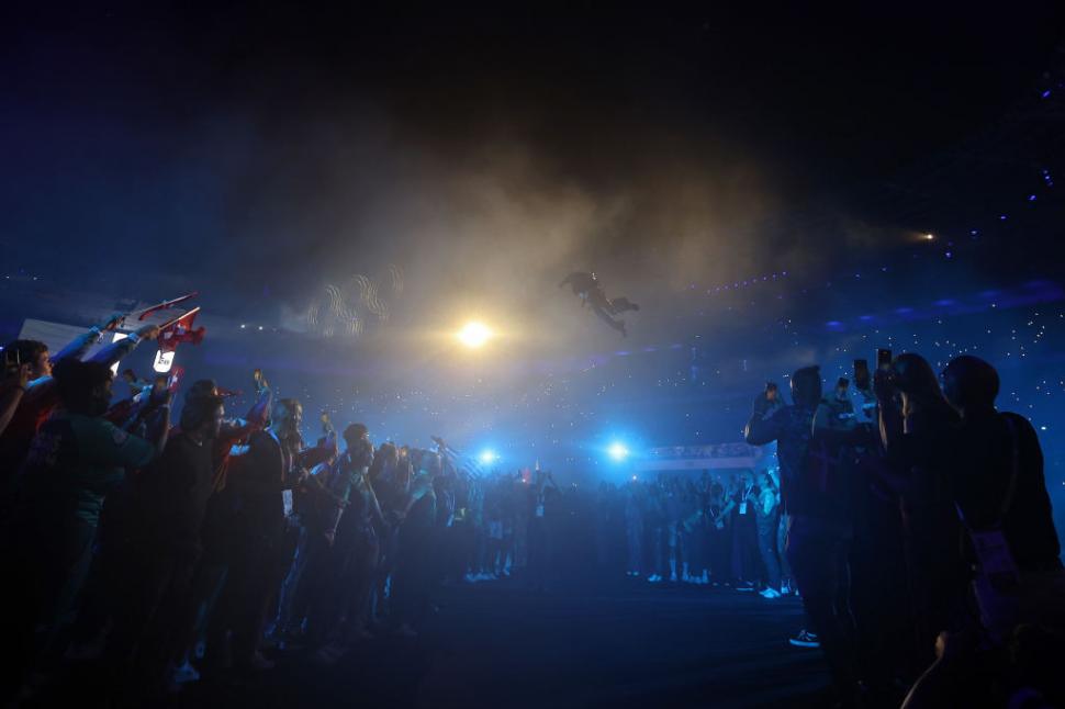 Ceremonia de închidere a JO 2024. Tom Cruise sare de pe acoperișul Stade de France într-o cascadorie desprinsă din Mission: Impossible 917164