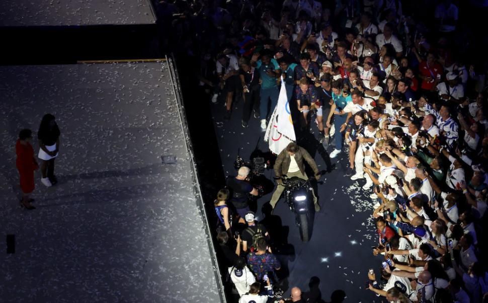Ceremonia de închidere a JO 2024. Tom Cruise sare de pe acoperișul Stade de France într-o cascadorie desprinsă din Mission: Impossible 917165