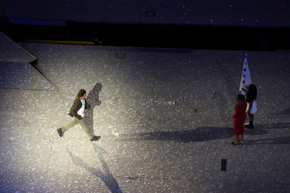 Ceremonia de închidere a JO 2024. Tom Cruise sare de pe acoperișul Stade de France într-o cascadorie desprinsă din Mission: Impossible 917166