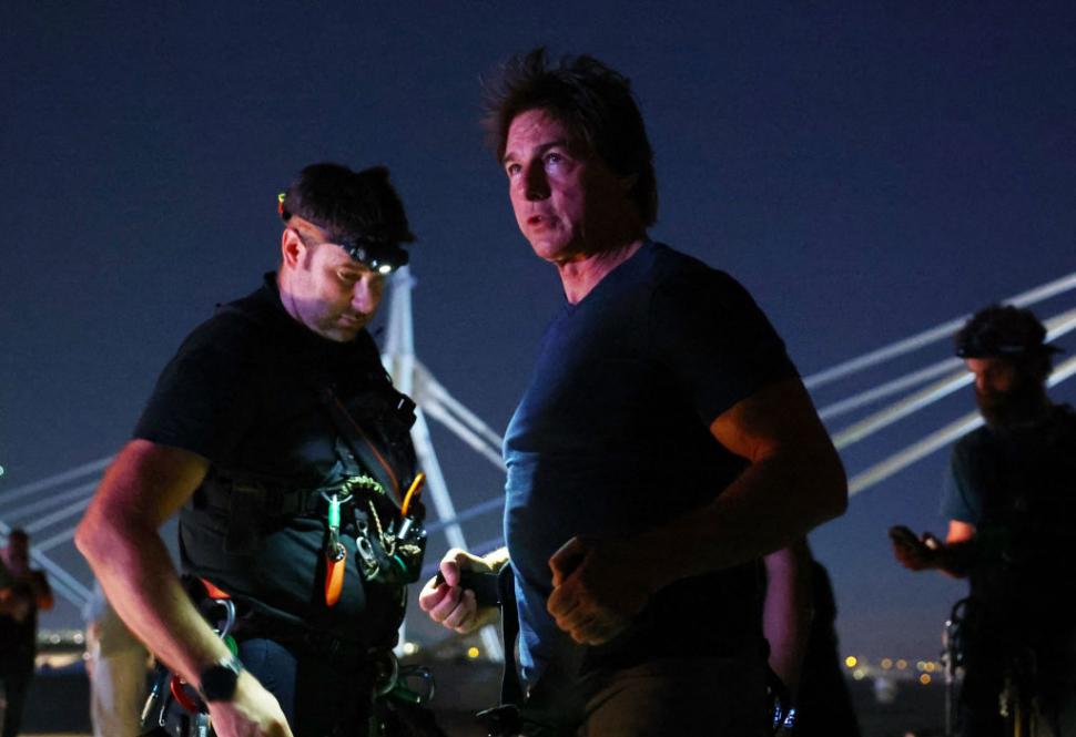 Ceremonia de închidere a JO 2024. Tom Cruise sare de pe acoperișul Stade de France într-o cascadorie desprinsă din Mission: Impossible 917167