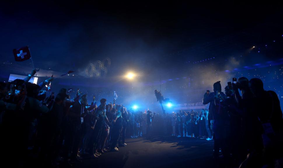 Ceremonia de închidere a JO 2024. Tom Cruise sare de pe acoperișul Stade de France într-o cascadorie desprinsă din Mission: Impossible 917169