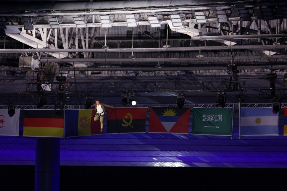 Ceremonia de închidere a JO 2024. Tom Cruise sare de pe acoperișul Stade de France într-o cascadorie desprinsă din Mission: Impossible 917170