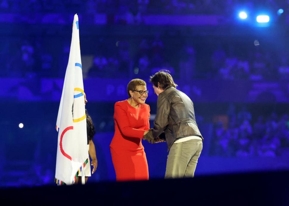 Ceremonia de închidere a JO 2024. Tom Cruise sare de pe acoperișul Stade de France într-o cascadorie desprinsă din Mission: Impossible 917171