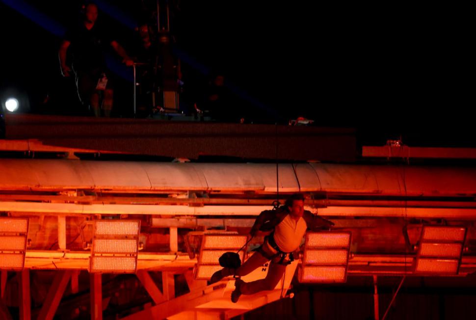 Ceremonia de închidere a JO 2024. Tom Cruise sare de pe acoperișul Stade de France într-o cascadorie desprinsă din Mission: Impossible 917172