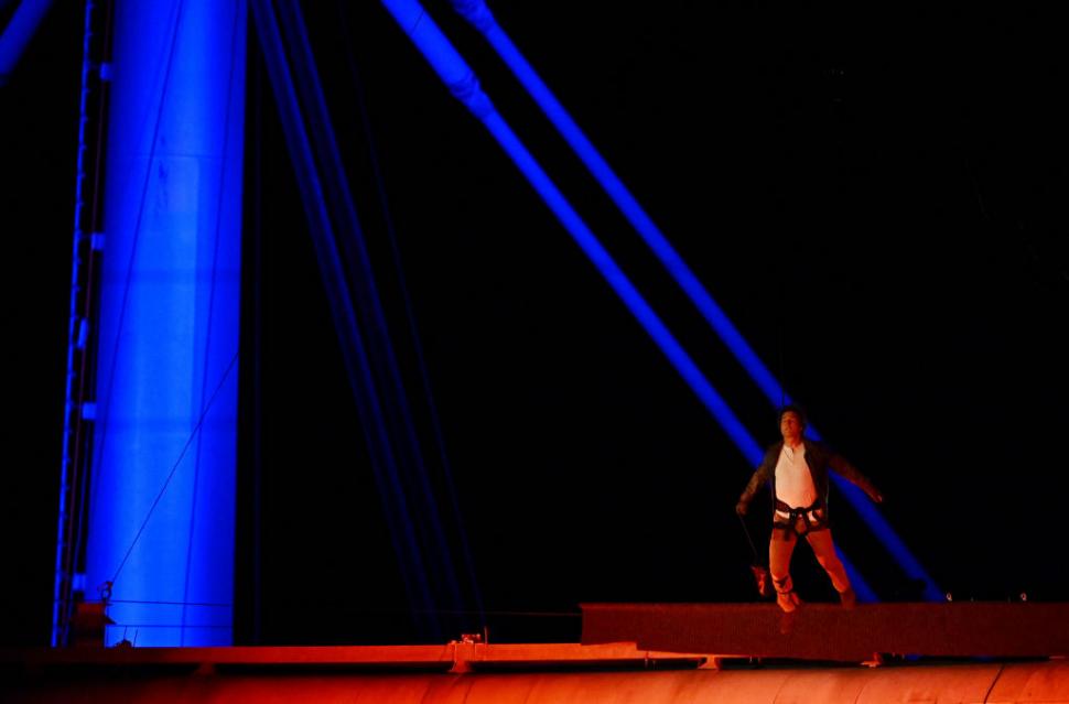 Ceremonia de închidere a JO 2024. Tom Cruise sare de pe acoperișul Stade de France într-o cascadorie desprinsă din Mission: Impossible 917173