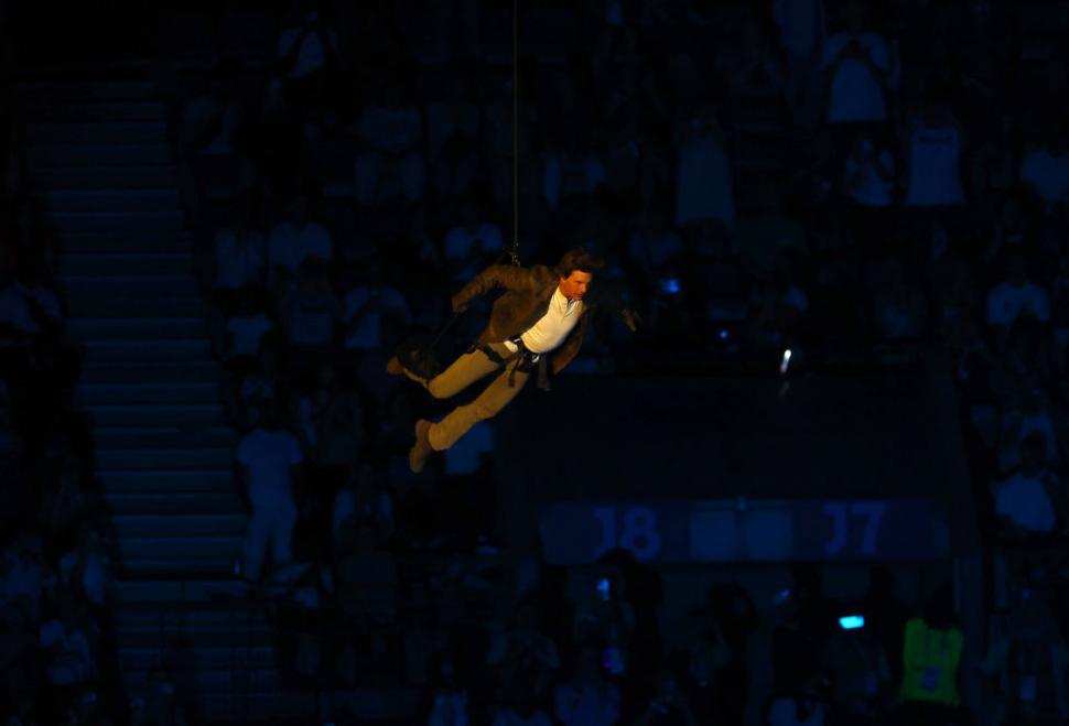 Ceremonia de închidere a JO 2024. Tom Cruise sare de pe acoperișul Stade de France într-o cascadorie desprinsă din Mission: Impossible 917174