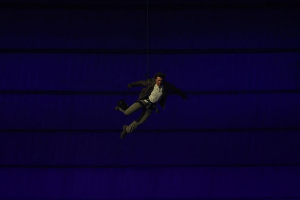 Ceremonia de închidere a JO 2024. Tom Cruise sare de pe acoperișul Stade de France într-o cascadorie desprinsă din Mission: Impossible 917175