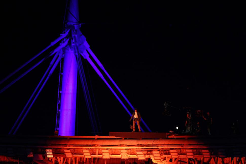 Ceremonia de închidere a JO 2024. Tom Cruise sare de pe acoperișul Stade de France într-o cascadorie desprinsă din Mission: Impossible 917177