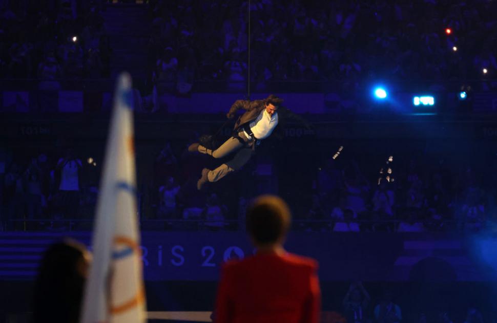 Ceremonia de închidere a JO 2024. Tom Cruise sare de pe acoperișul Stade de France într-o cascadorie desprinsă din Mission: Impossible 917178