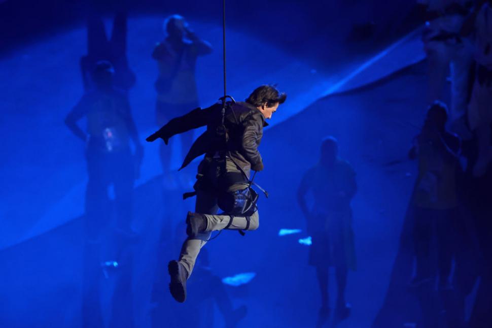 Ceremonia de închidere a JO 2024. Tom Cruise sare de pe acoperișul Stade de France într-o cascadorie desprinsă din Mission: Impossible 917179