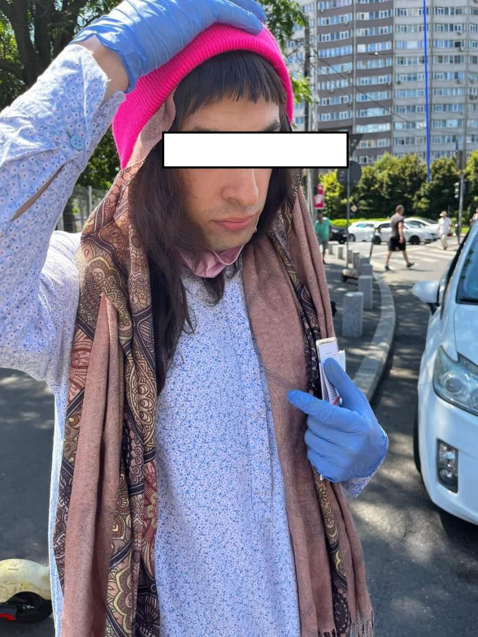 Un bărbat deghizat în femeie cerşea în Bucureşti. Avea maşina alături şi din banii primiţi de la trecători îşi plătea chiria 917222