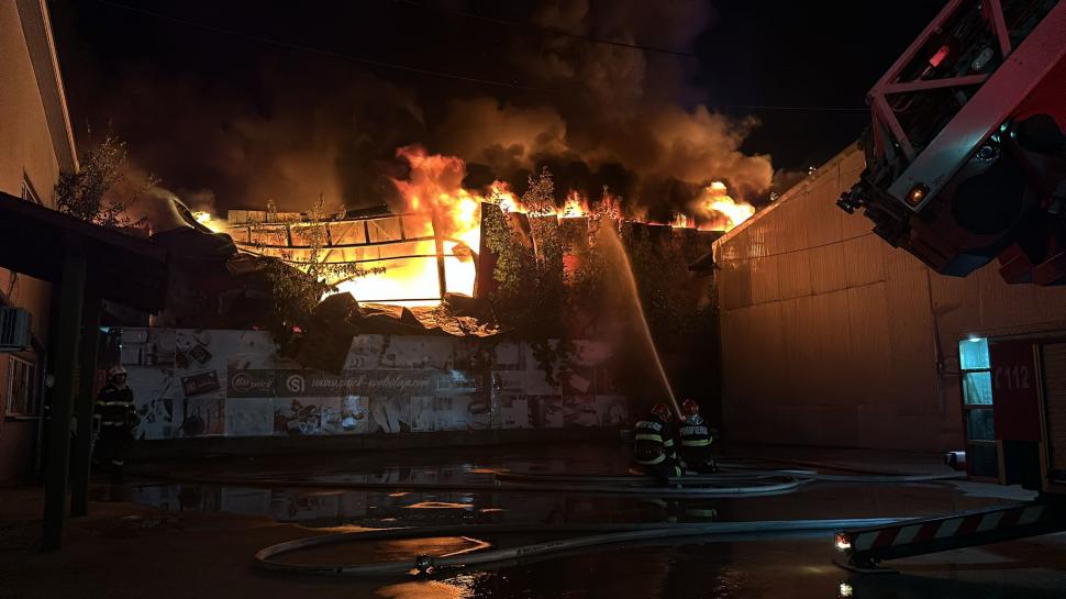 Incendiu de proporții la un depozit din Afumați. Peste 20 de autospeciale de pompieri intervin pentru stingerea focului 917527