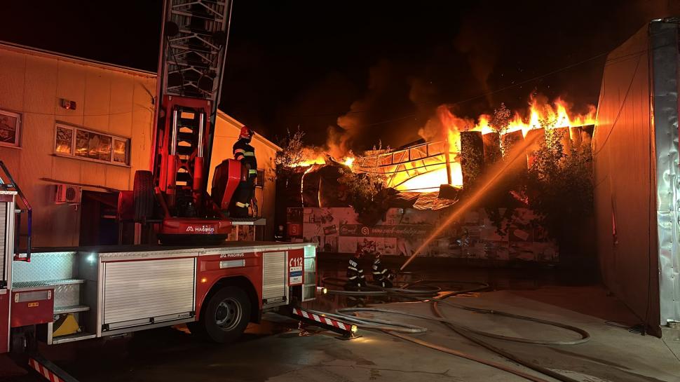 Incendiu de proporții la un depozit din Afumați. Peste 20 de autospeciale de pompieri intervin pentru stingerea focului 917528