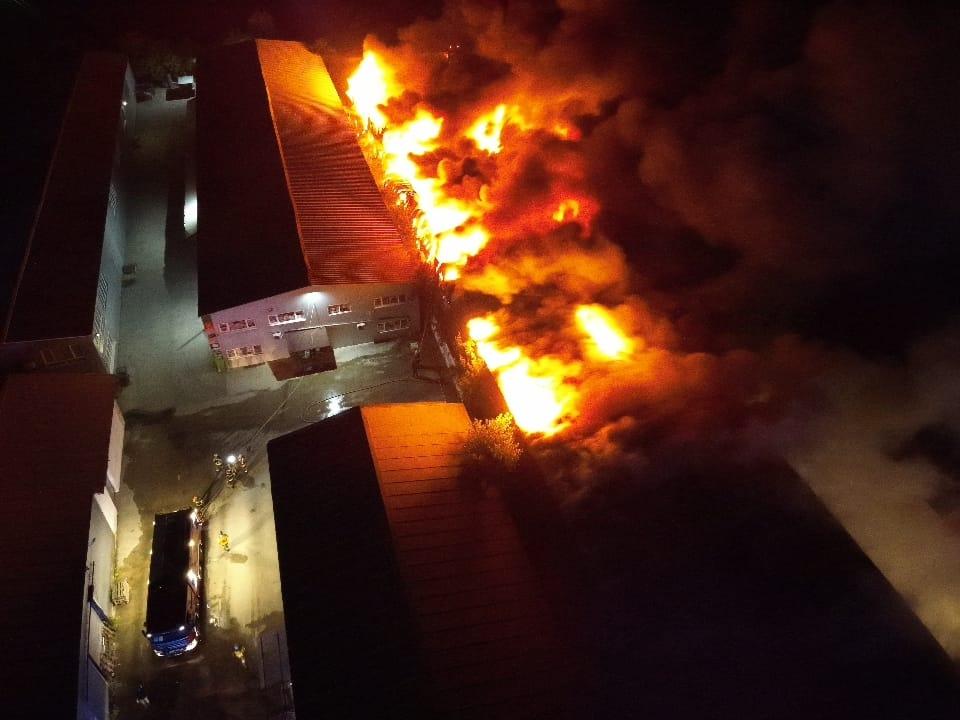 Incendiu de proporții la un depozit din Afumați. Peste 20 de autospeciale de pompieri intervin pentru stingerea focului 917529