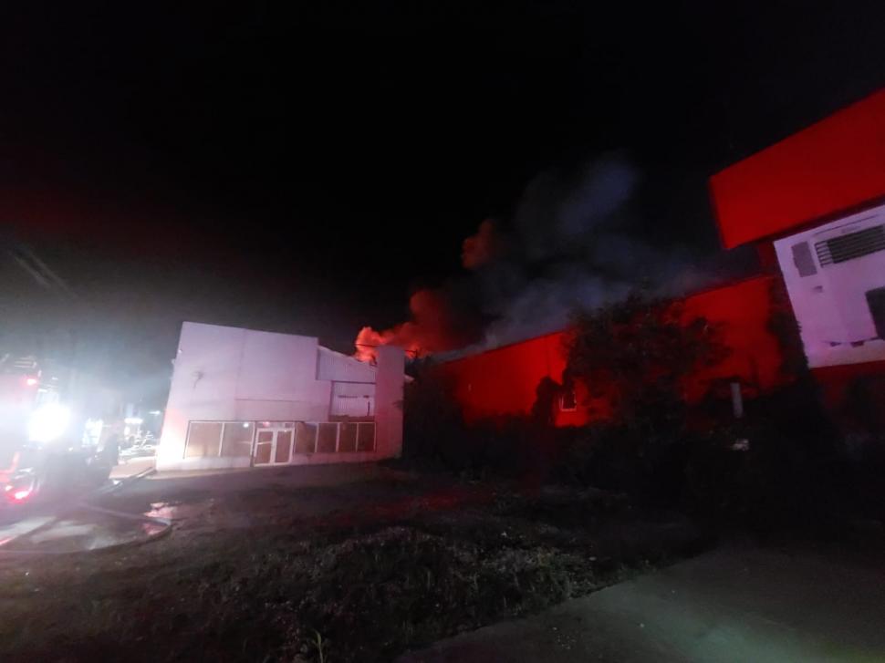 Incendiu de proporții la un depozit din Afumați. Peste 20 de autospeciale de pompieri intervin pentru stingerea focului 917530