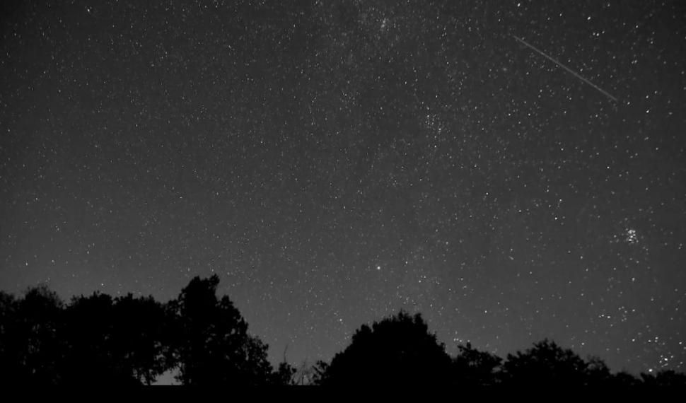 Perseidele și aurora boreală au făcut spectacol pe cer pentru a doua noapte la rând. Imagini inedite din mai multe zone ale țării 917349