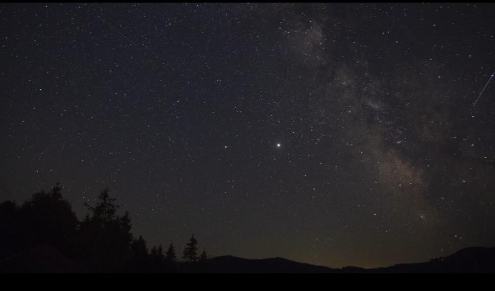 Perseidele și aurora boreală au făcut spectacol pe cer pentru a doua noapte la rând. Imagini inedite din mai multe zone ale țării 917350