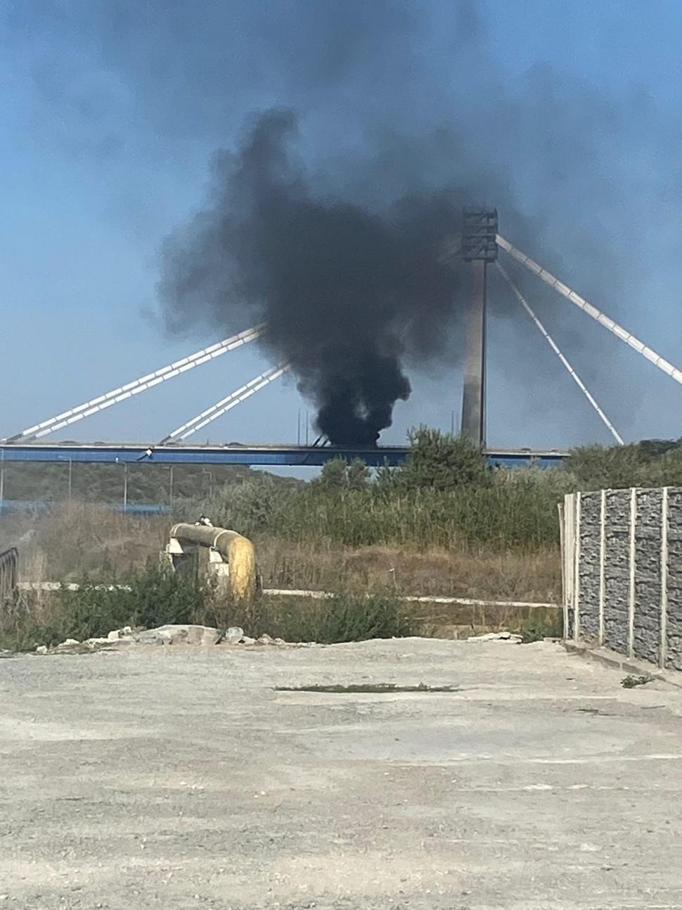 Un camion a fost cuprins de flăcări uriașe în timp ce traversa Podul Agigea 917328
