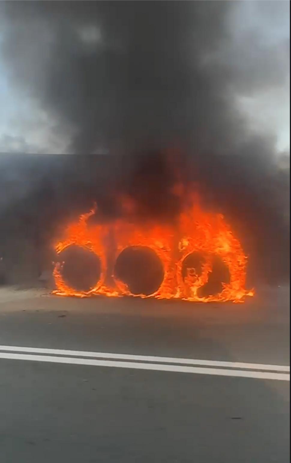 Un camion a fost cuprins de flăcări uriașe în timp ce traversa Podul Agigea 917329