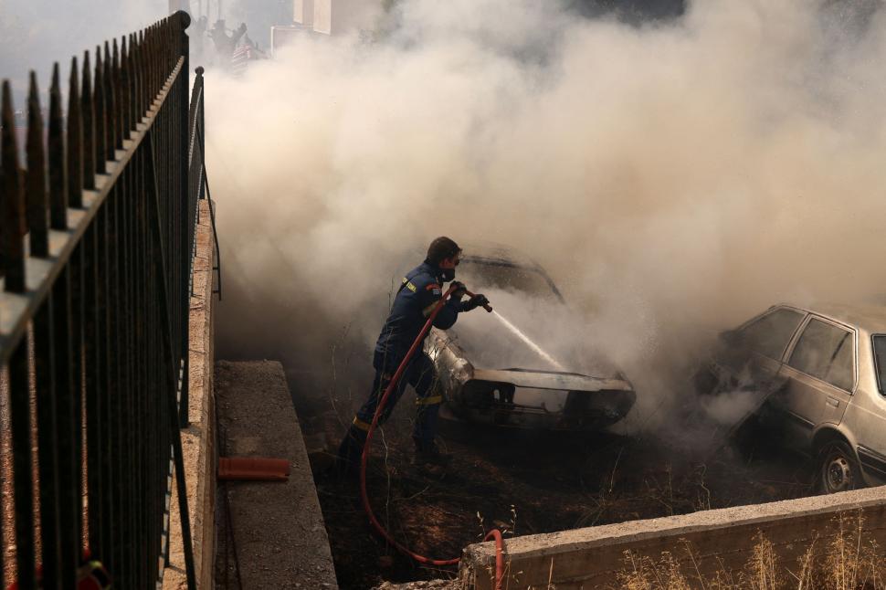 Un om a murit în incendiile din Grecia. Spitale și o mănăstire evacuate. Imagini apocaliptice, flăcările ajung la 25 de metri înălțime 917378