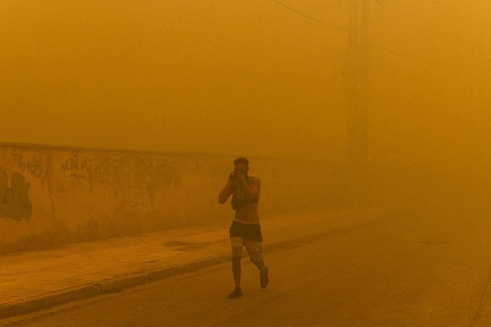 Un om a murit în incendiile din Grecia. Spitale și o mănăstire evacuate. Imagini apocaliptice, flăcările ajung la 25 de metri înălțime 917380