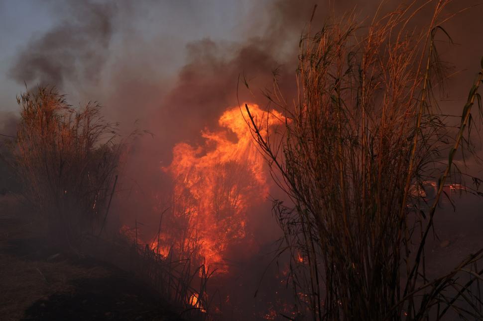 Un om a murit în incendiile din Grecia. Spitale și o mănăstire evacuate. Imagini apocaliptice, flăcările ajung la 25 de metri înălțime 917387
