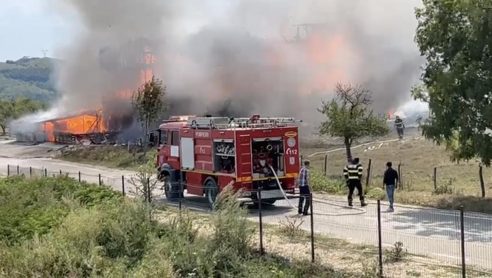 Incendiu violent, la un celebru restaurant de pe culoarul Rucăr - Bran, în Valea Mare Pravăţ. Focul a cuprins toată clădirea de lemn 917666