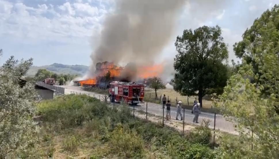 Incendiu violent, la un celebru restaurant de pe culoarul Rucăr - Bran, în Valea Mare Pravăţ. Focul a cuprins toată clădirea de lemn 917667