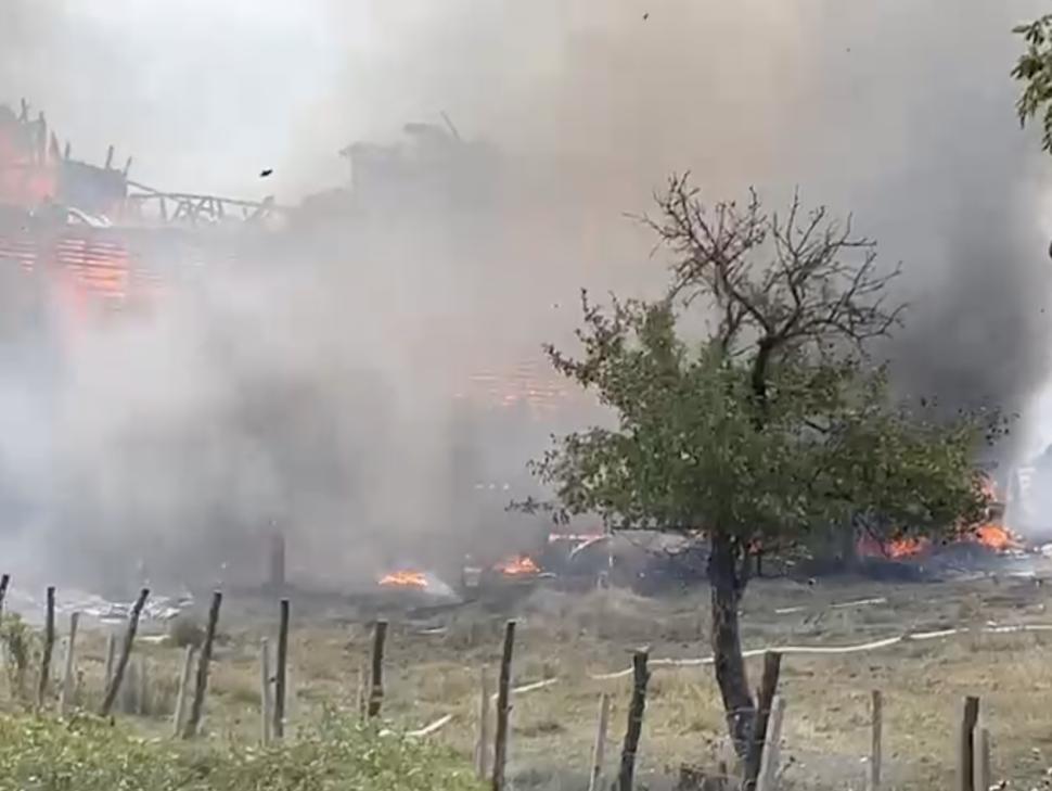 Incendiu violent, la un celebru restaurant de pe culoarul Rucăr - Bran, în Valea Mare Pravăţ. Focul a cuprins toată clădirea de lemn 917669