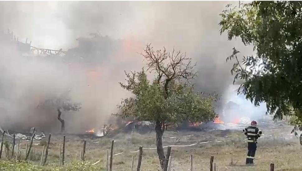 Incendiu violent, la un celebru restaurant de pe culoarul Rucăr - Bran, în Valea Mare Pravăţ. Focul a cuprins toată clădirea de lemn 917670