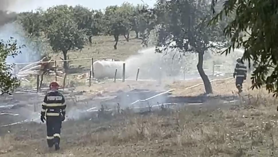 Incendiu violent, la un celebru restaurant de pe culoarul Rucăr - Bran, în Valea Mare Pravăţ. Focul a cuprins toată clădirea de lemn 917671