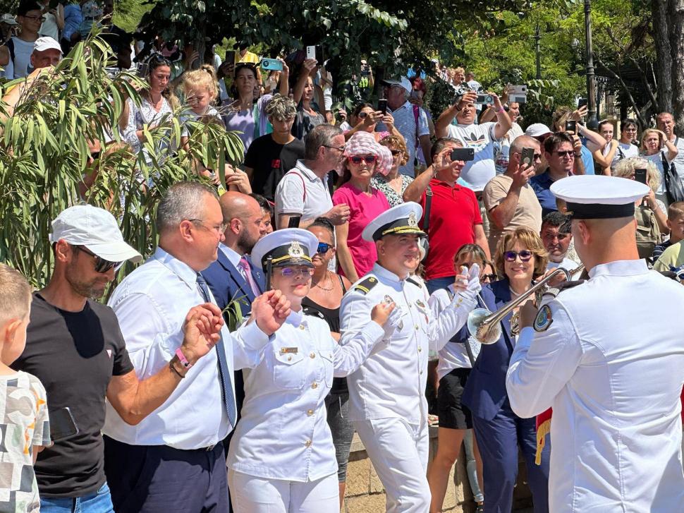 Nicolae Ciucă a jucat hora la Constanța, de Ziua Marinei 917823
