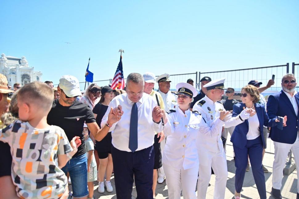 Nicolae Ciucă a jucat hora la Constanța, de Ziua Marinei 917827