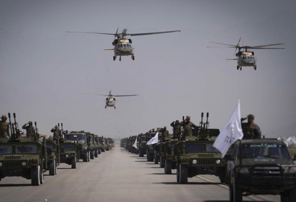 Talibanii au făcut paradă cu elicopterele, tancurile și mașinile americane, la 3 ani de la retragerea SUA 917720