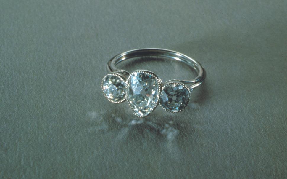 În interiorul depozitului secret unde sunt ținute mii de obiecte recuperate de pe Titanic. Poveștile despre care nu s-a aflat până acum 917635