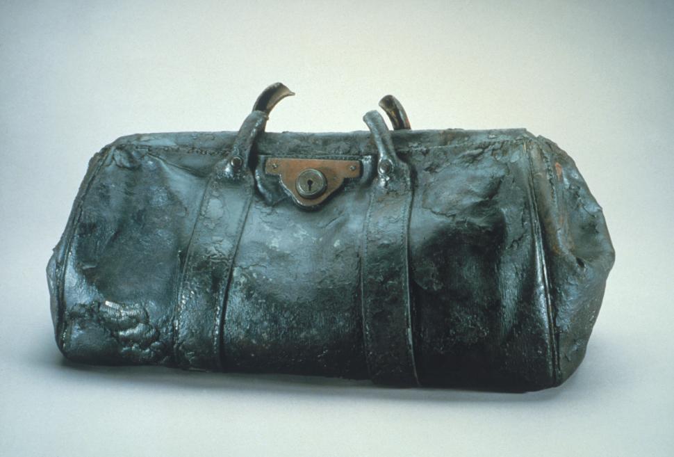 În interiorul depozitului secret unde sunt ținute mii de obiecte recuperate de pe Titanic. Poveștile despre care nu s-a aflat până acum 917638