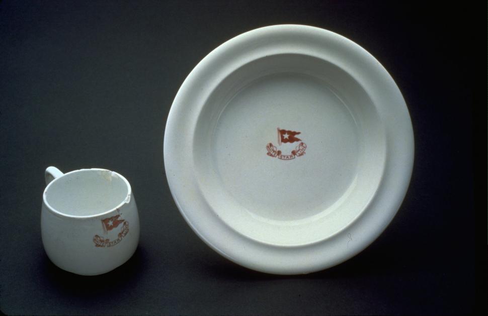 În interiorul depozitului secret unde sunt ținute mii de obiecte recuperate de pe Titanic. Poveștile despre care nu s-a aflat până acum 917641